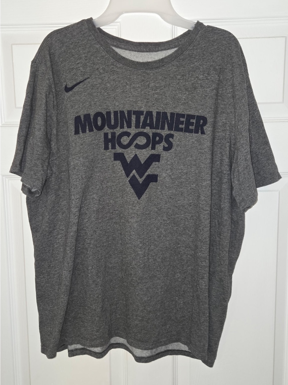 Nike Men’s Gray Mountaineer Hoops Graphic Tee